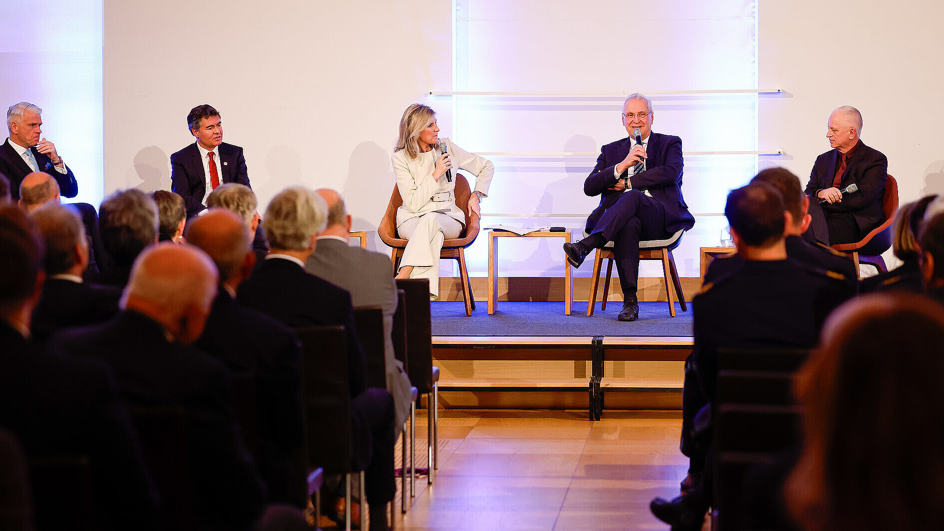 Innenminister Joachim Herrmann spricht während der Podiumsdiskussion anlässlich 75 Jahre Landesamt für Verfassungsschutz.