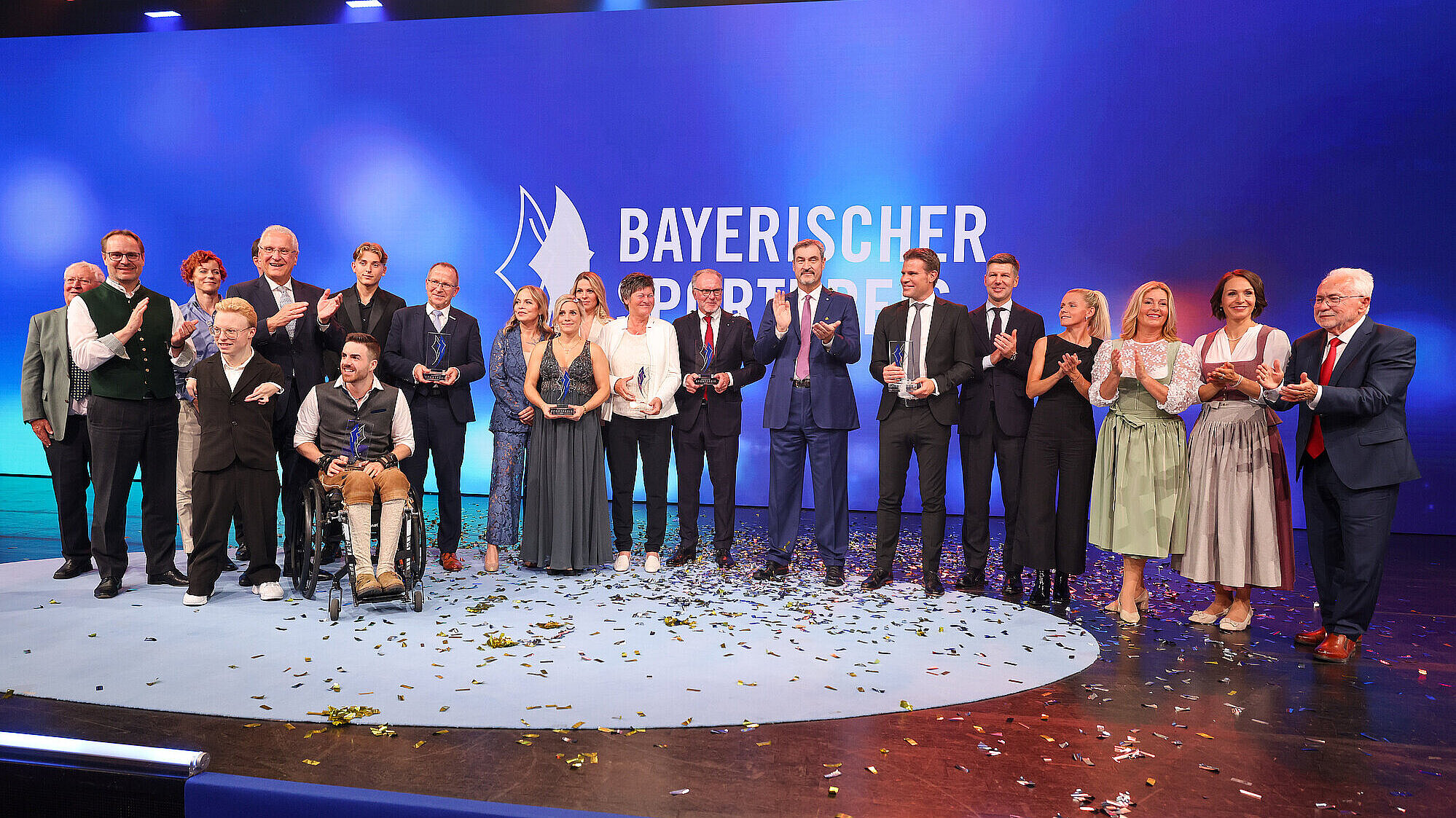 Gruppenbild auf der Bühne mit allen Preisträgern und Laudatoren