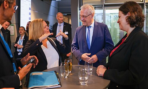 Bundesinnenministerin Nancy Faeser und Innenminister Joachim Herrmann im Gespräch