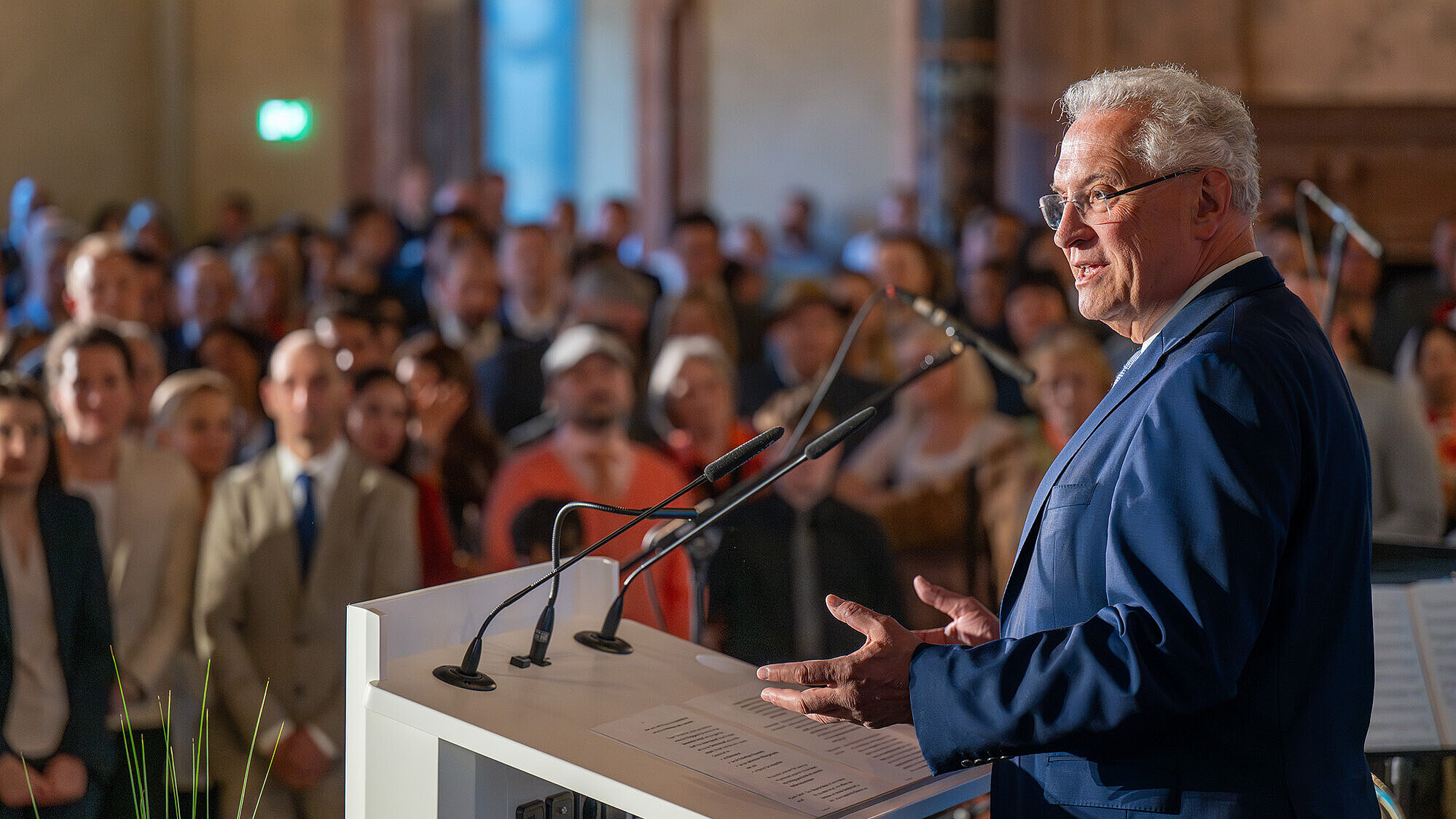 Innenminister Joachim Herrmann am Renderpult mit Blick zum Publikum beim Neubürgerempfang in der Münchner Residenz 2025
