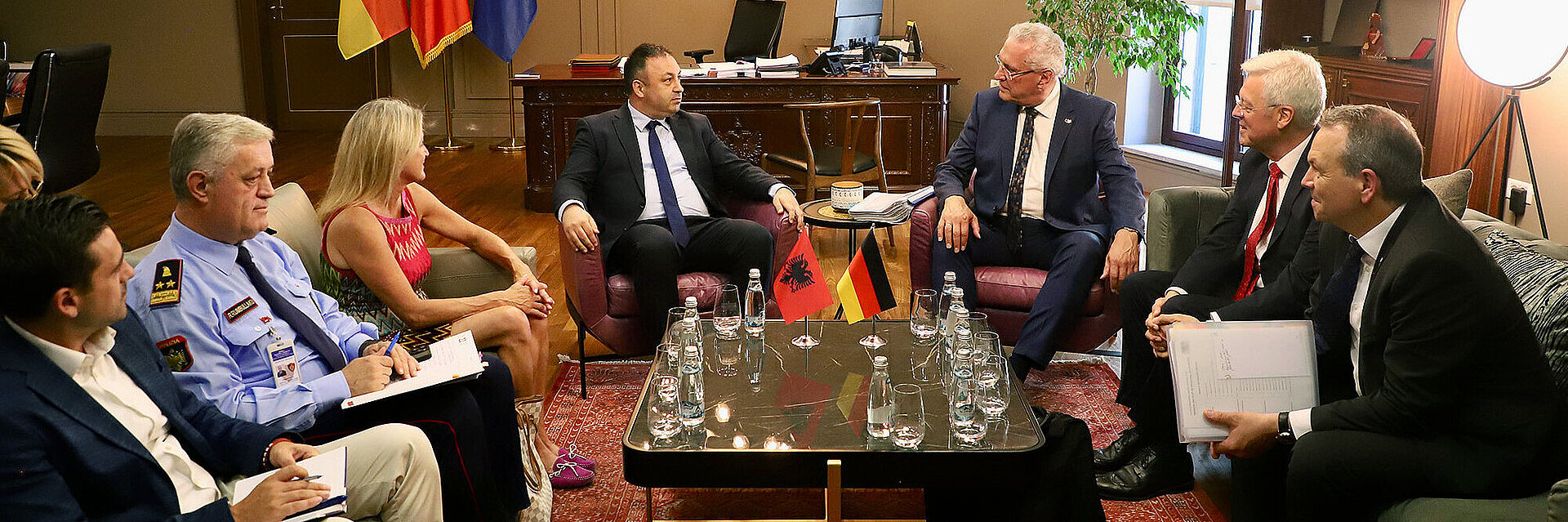 albanischer Innenminister Ervin Hoxha neben Innenminister Joachim Herrmann sitzend nebeneinander auf Sesseln und befinden sich in einer Unterhaltung mit der bayerischen Delegation in Albanien