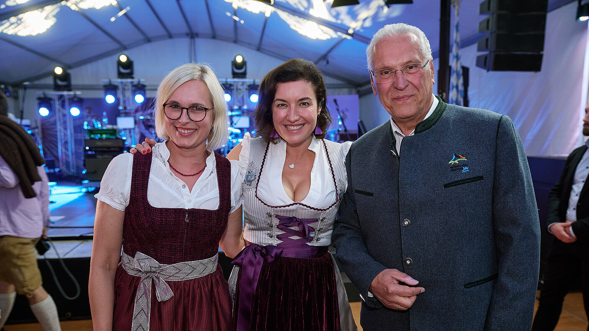 Auf dem Bild von rechts nach links Innenminister Joachim Herrmann, Digital Bundesministerin Doro Bär mit dem Blick in die Kamera im Hintergrund sieht  man ein Festzelt