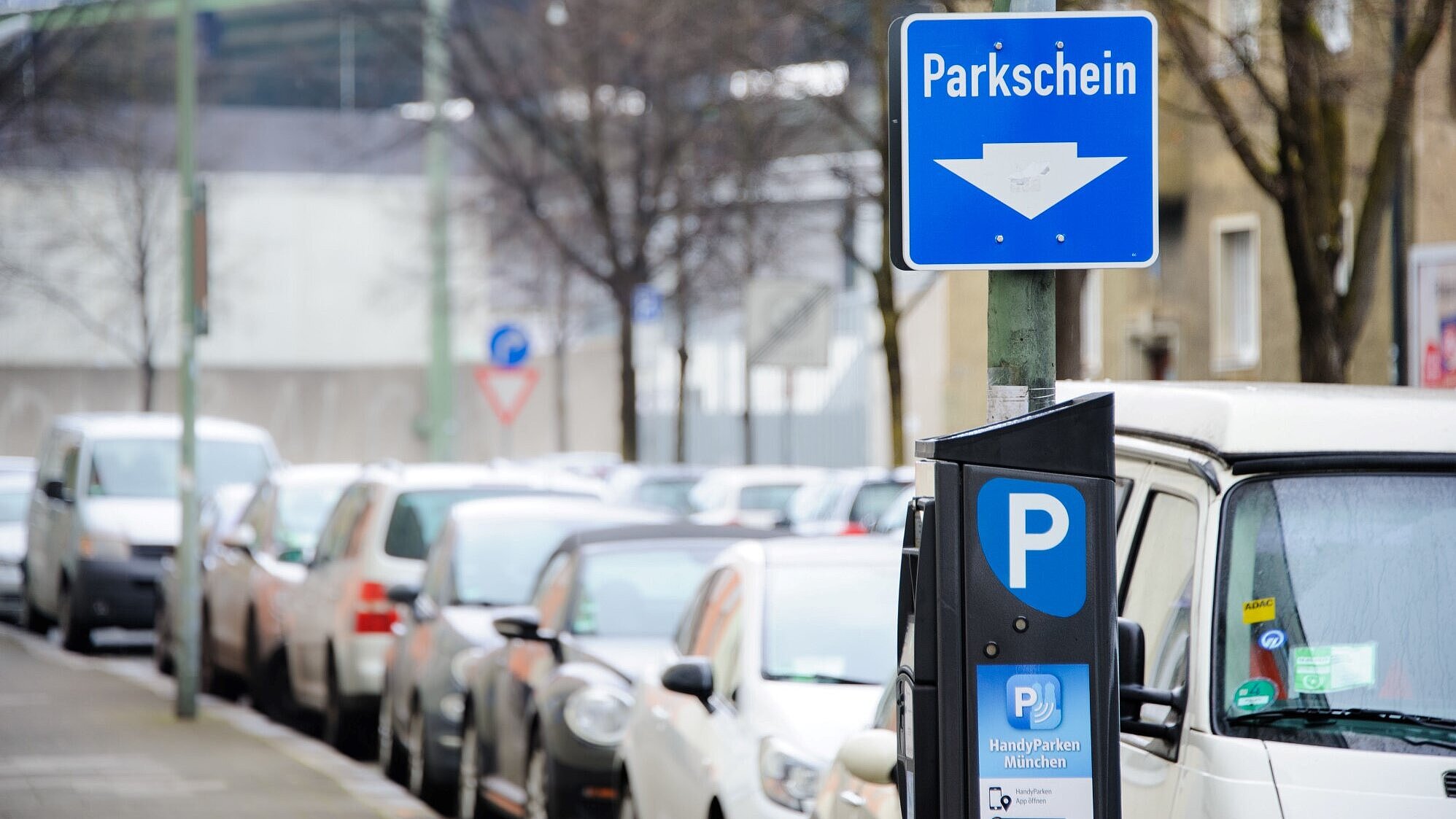 Straßenparkplatz mit Parkautomaten