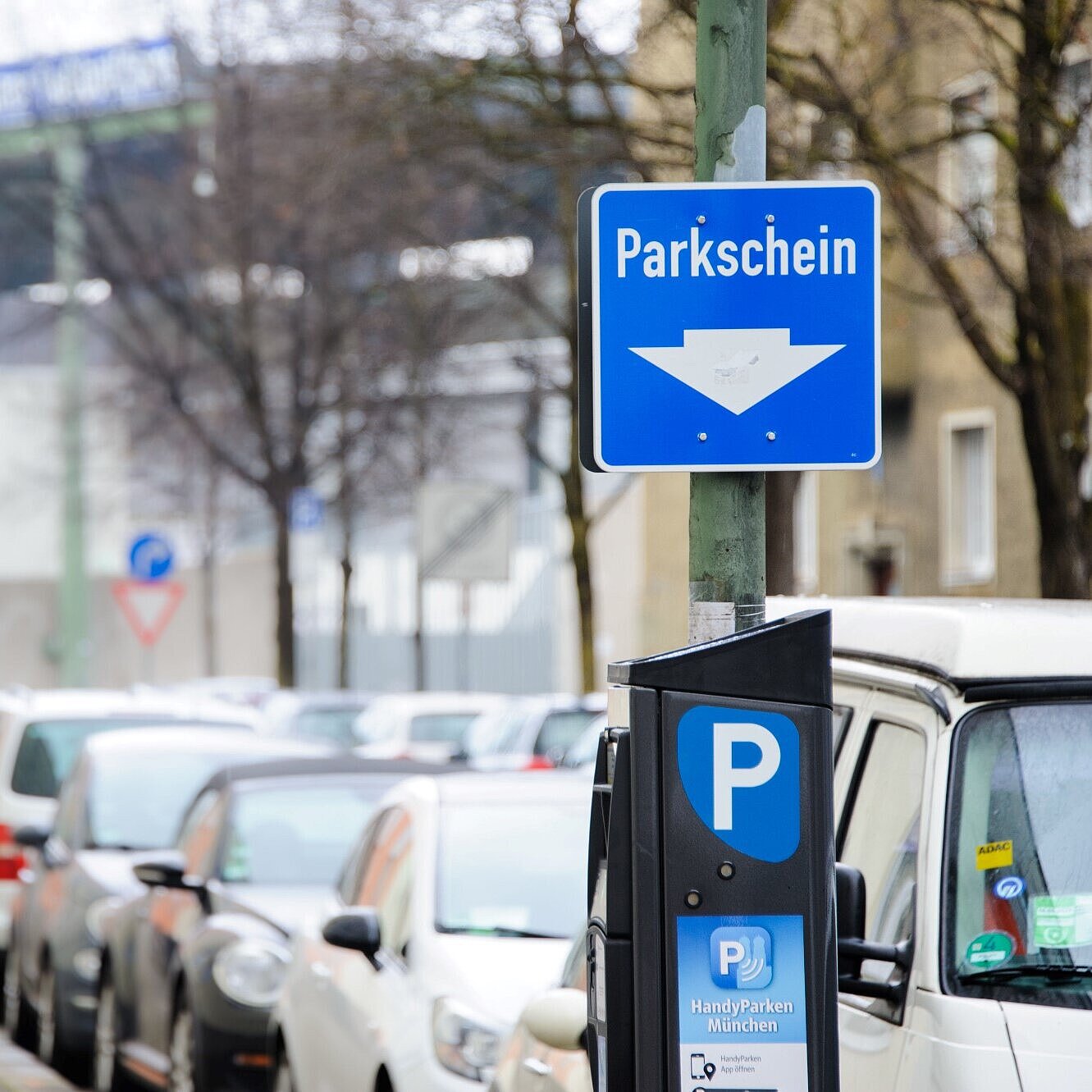 Straßenparkplatz mit Parkautomaten