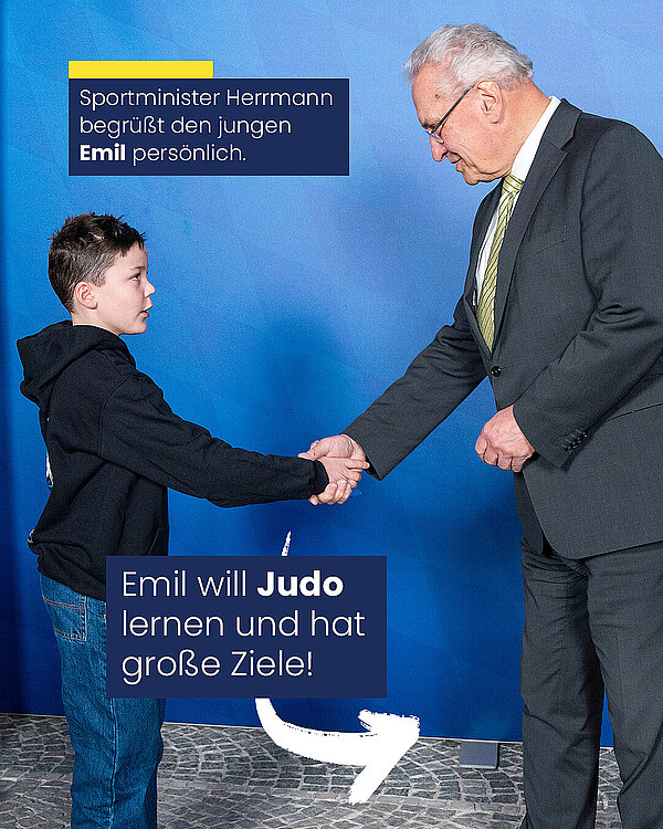 Sportminister Joachim Herrmann gibt einem Kind die Hand vor der Pressewand des Bayerischen Innenministeriums. Text über dem Bild: Sportminister Herrmann begrüßt den jungen Emil persönlich. Emil will Judo lernen und hat große Ziele!