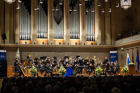 Benefiz Neujahrskonzert Orchester auf der Bühne