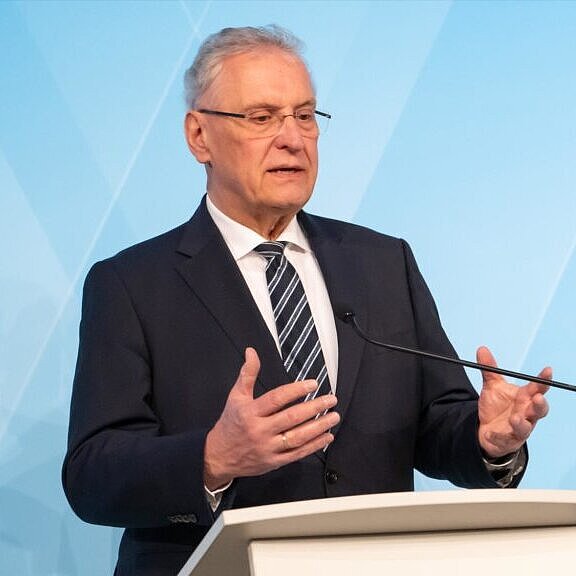 Auf dem Bild ist Innenminister Joachim Herrmann während der Pressekonferenz anlässlich der Ministerratssitzung am 28. Januar 2025 zu sehen.
