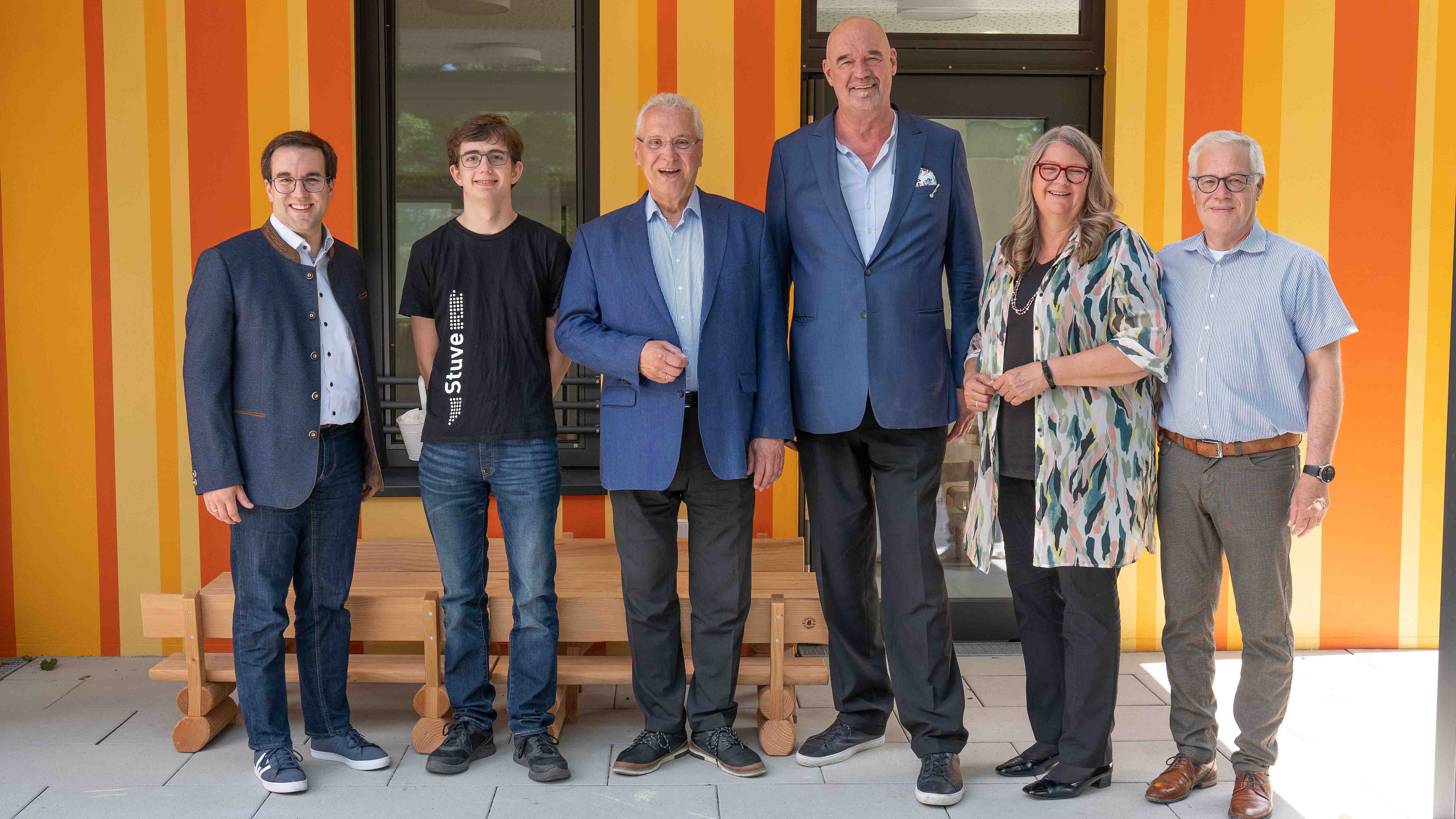 Gruppenbild vor Kindergarten
