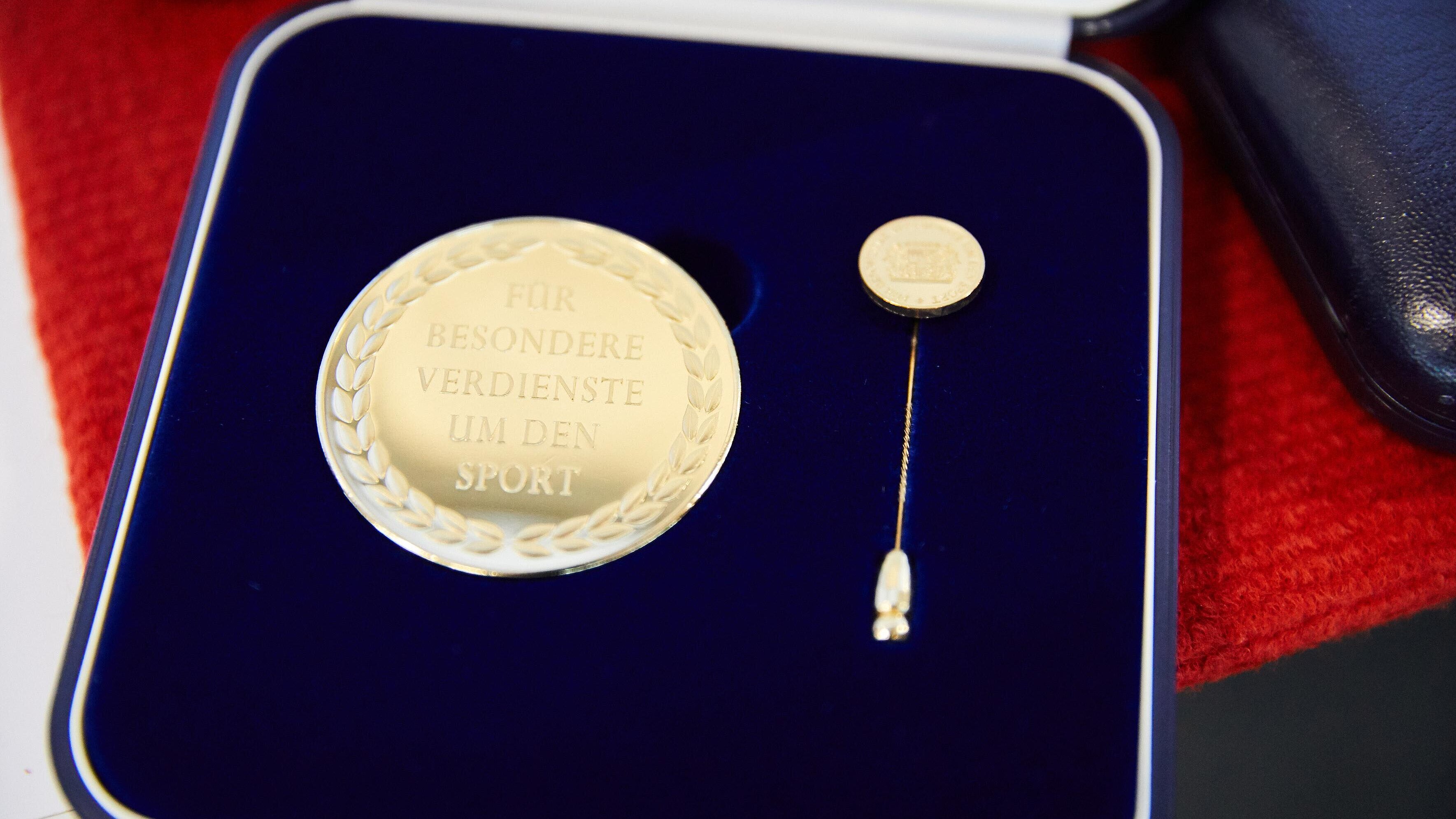 Ehrenmedaille des Sports im blauen Samtetui 