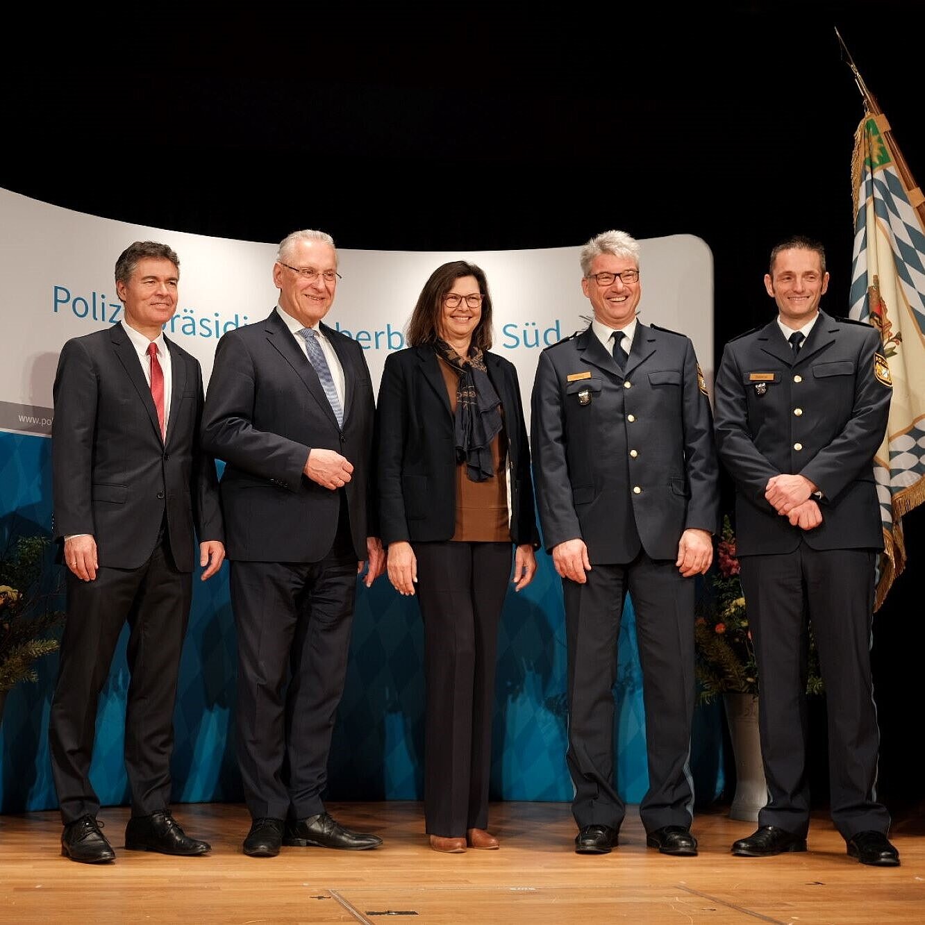 Auf dem Bild sind der vormalige Polizeipräsident Manfred Hauser, Innenminister Joachim Herrmann, Landtagspräsidentin Ilse Aigner, der neue Präsident des Polizeipräsidiums Oberbayern Süd, Frank Hellwig, sowie der neue Vizepräsident Michael Siefener anlässlich der Feierlichkeiten zum Amtswechsel zu sehen.