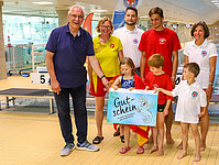 Gruppenbild Innenminister Joachim Herrmann in der Schwimmhalle mit Kindern bei der Gutscheinübergabe Seepferdchen