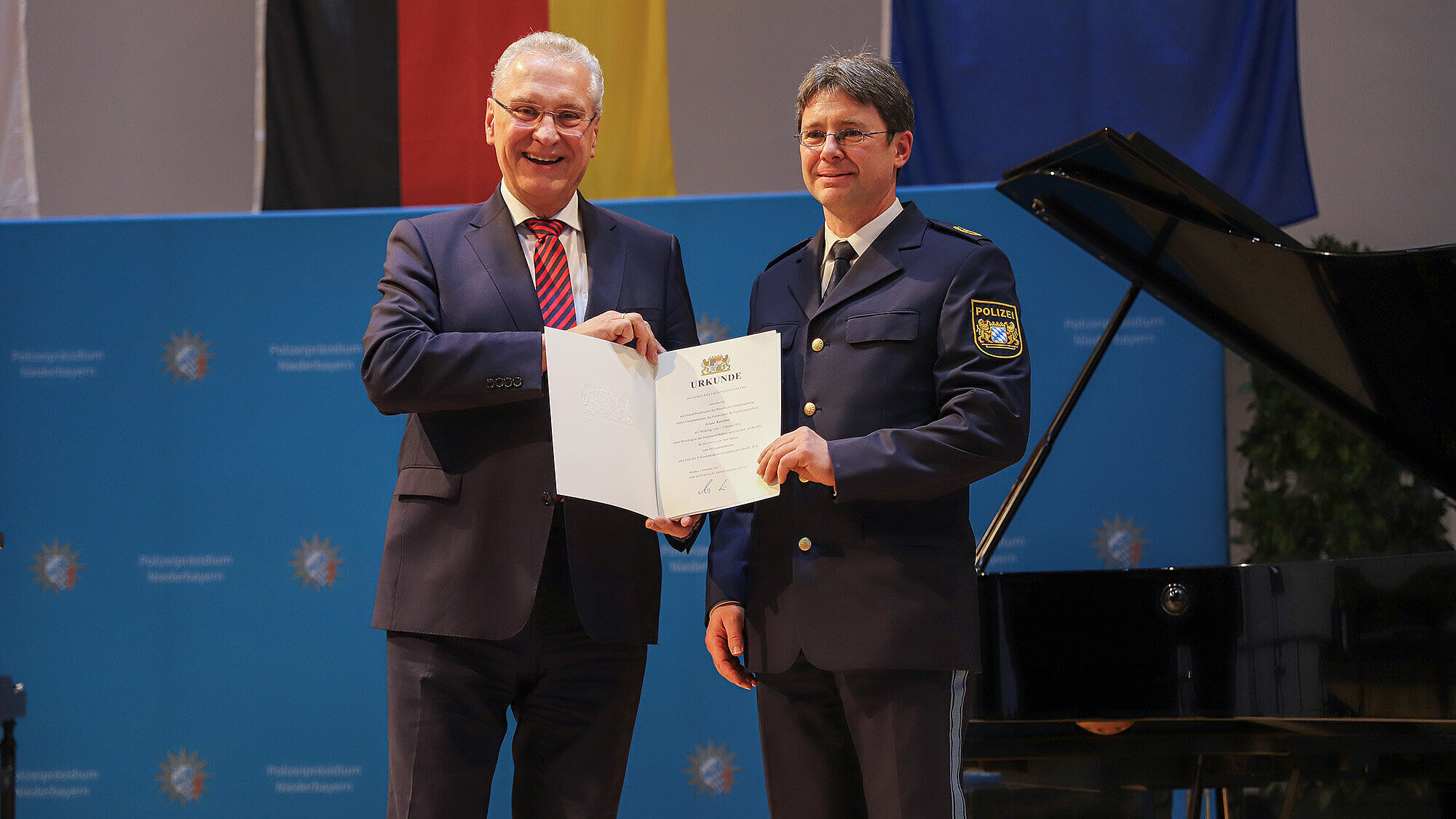 Herrmann und Kerscher mit Urkunde 