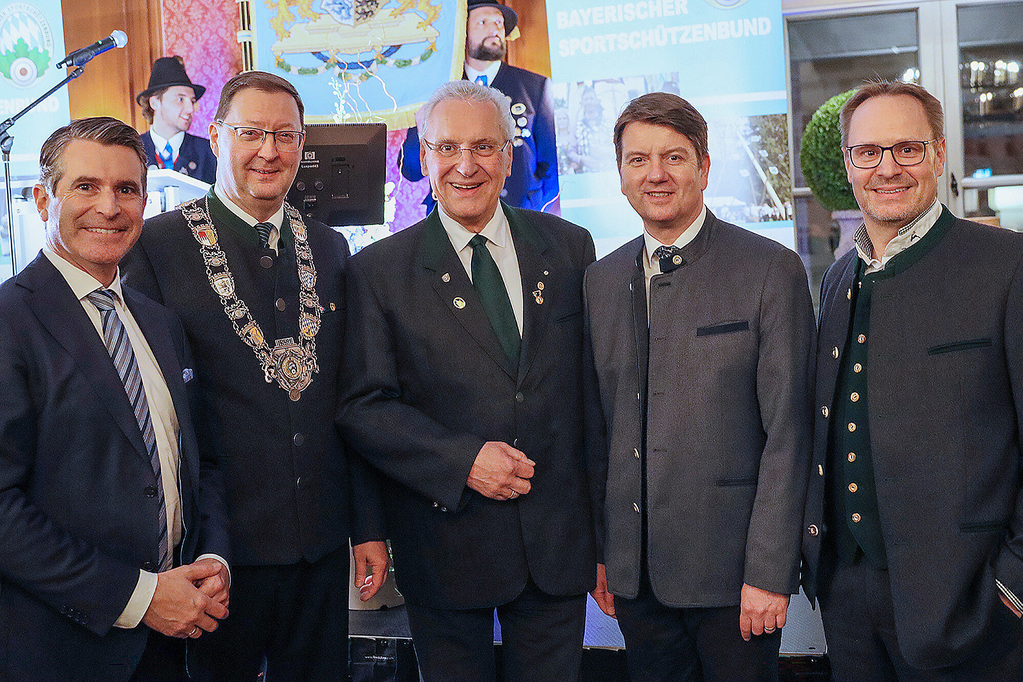 Gruppenfoto von links nach rechts: Europaminister Eric Beißwenger, 1. Landesschützenmeister: Christian Kühn. Innenminister Joachim Herrmann, Innenstaatssekretär Sandro Kirchner, Thorsten Freudenberger, MdL