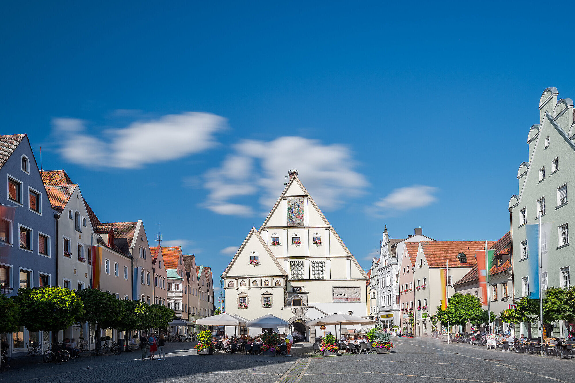 Rathaus und Rathausplatz in Weiden in der Oberpfalz bei blauem Himmel