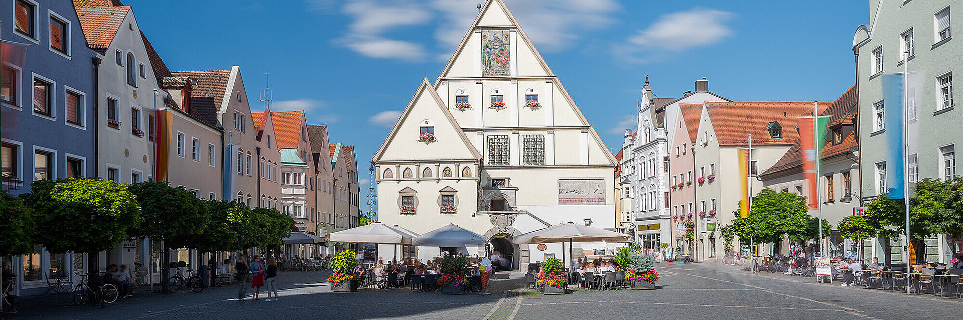 Rathaus und Rathausplatz in Weiden in der Oberpfalz bei blauem Himmel