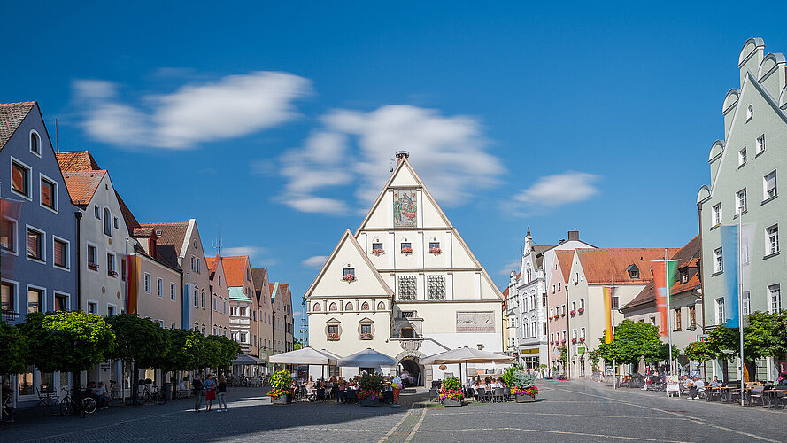 Rathaus und Rathausplatz in Weiden in der Oberpfalz bei blauem Himmel