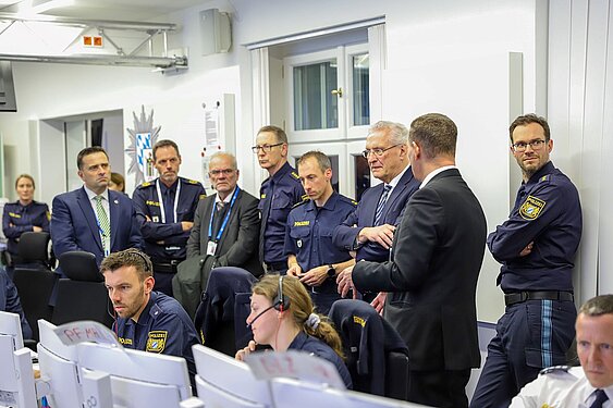 Auf dem Bild ist Innenminister Joachim Herrmann zu sehen, wie er die Räumlichkeiten des Führungsstabs der Polizei anlässlich der Münchner Sicherheitskonferenz besichtigt.