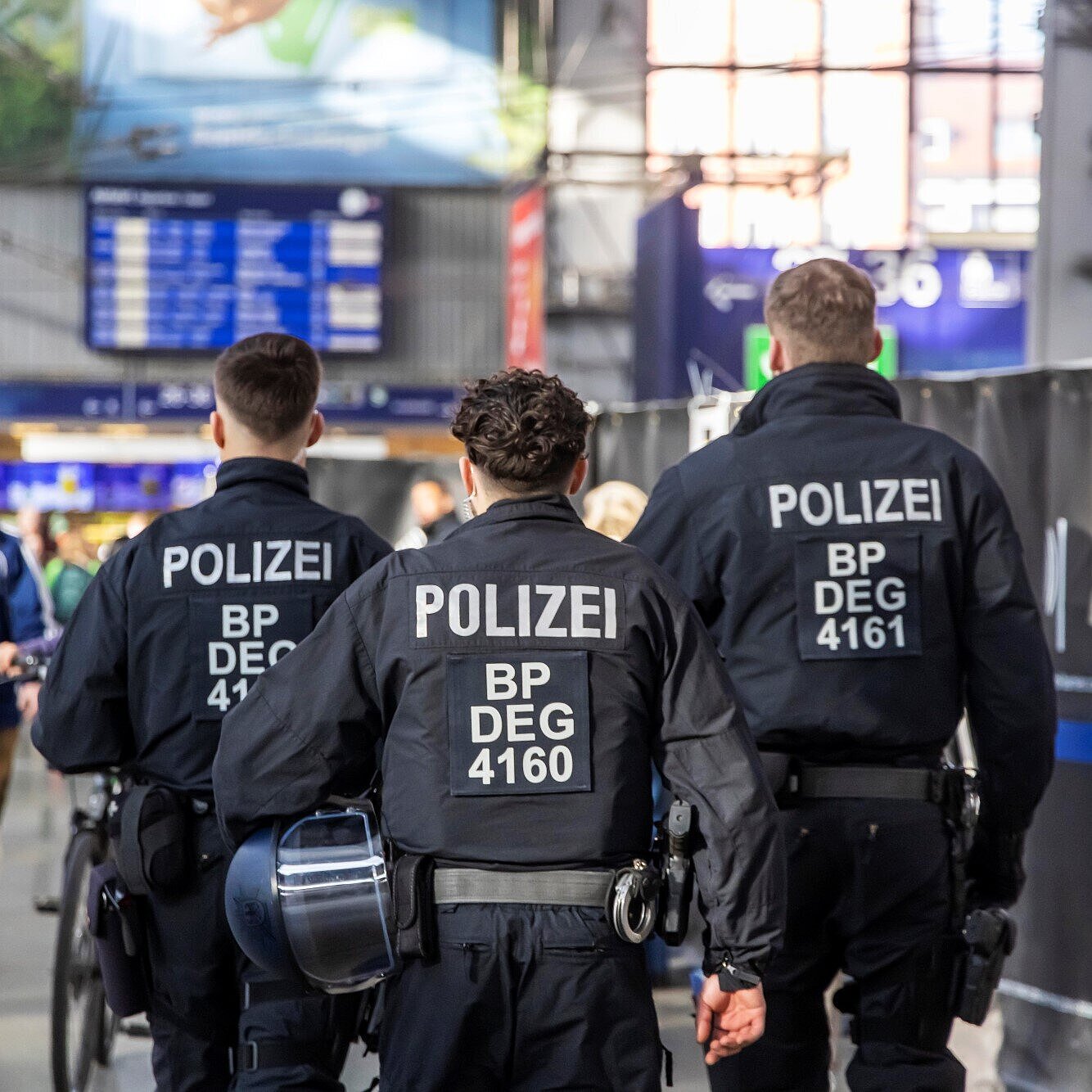 Polizisten der Bereitschaftspolizei in Uniform auf Streife am Hauptbahnhof München