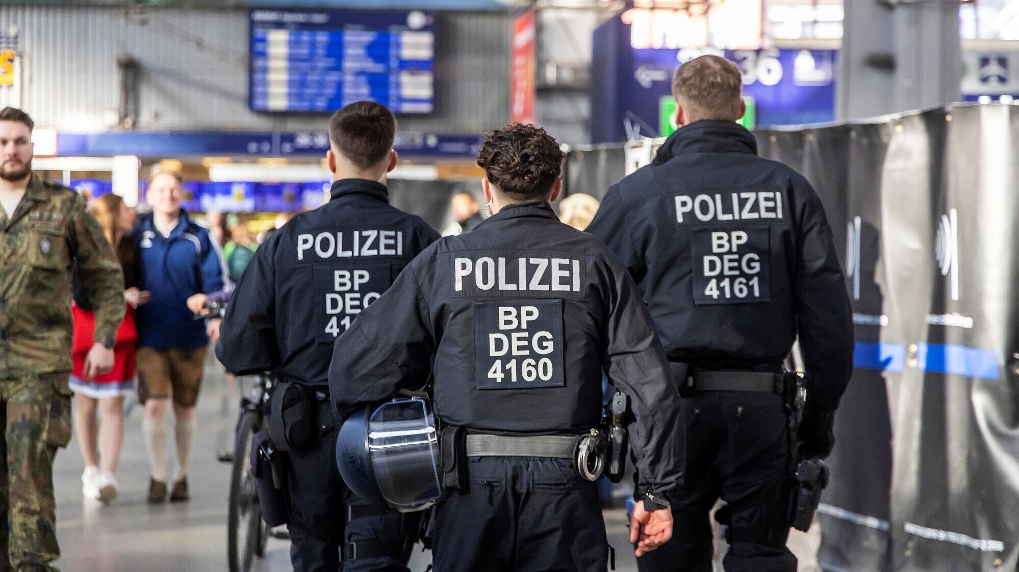 Polizisten der Bereitschaftspolizei in Uniform auf Streife am Hauptbahnhof München