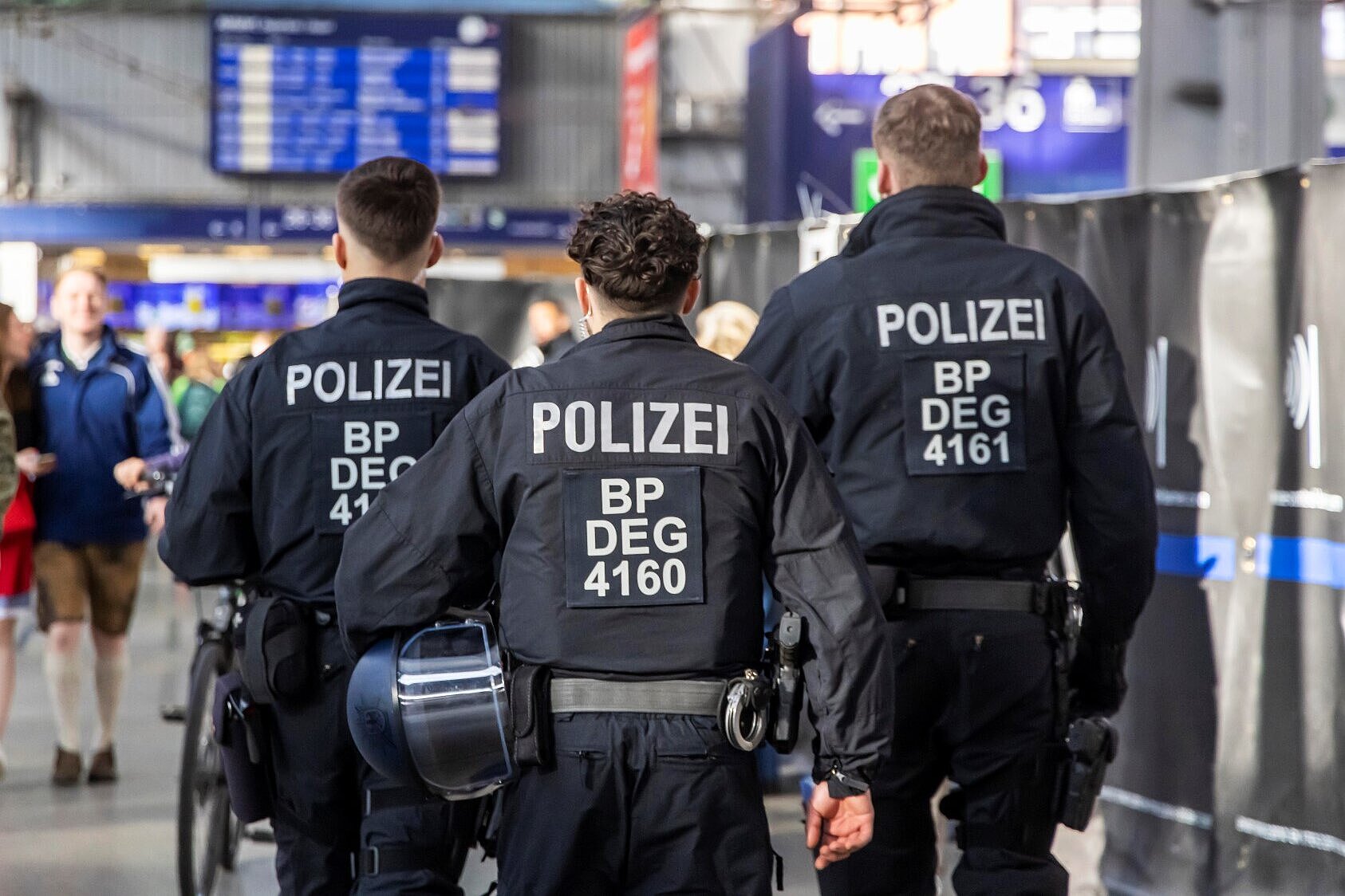 Polizisten der Bereitschaftspolizei in Uniform auf Streife am Hauptbahnhof München