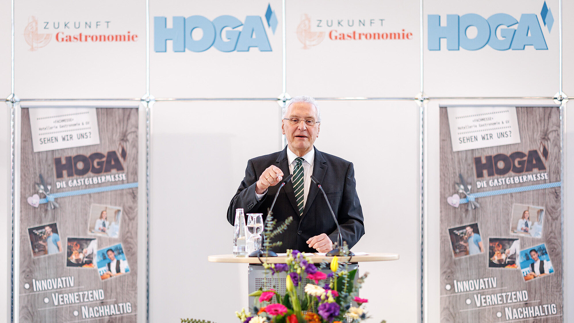 Innenminsiter Joachim Herrmann am Rednerpult bei seiner Eröffnungsrede Messe Hoga