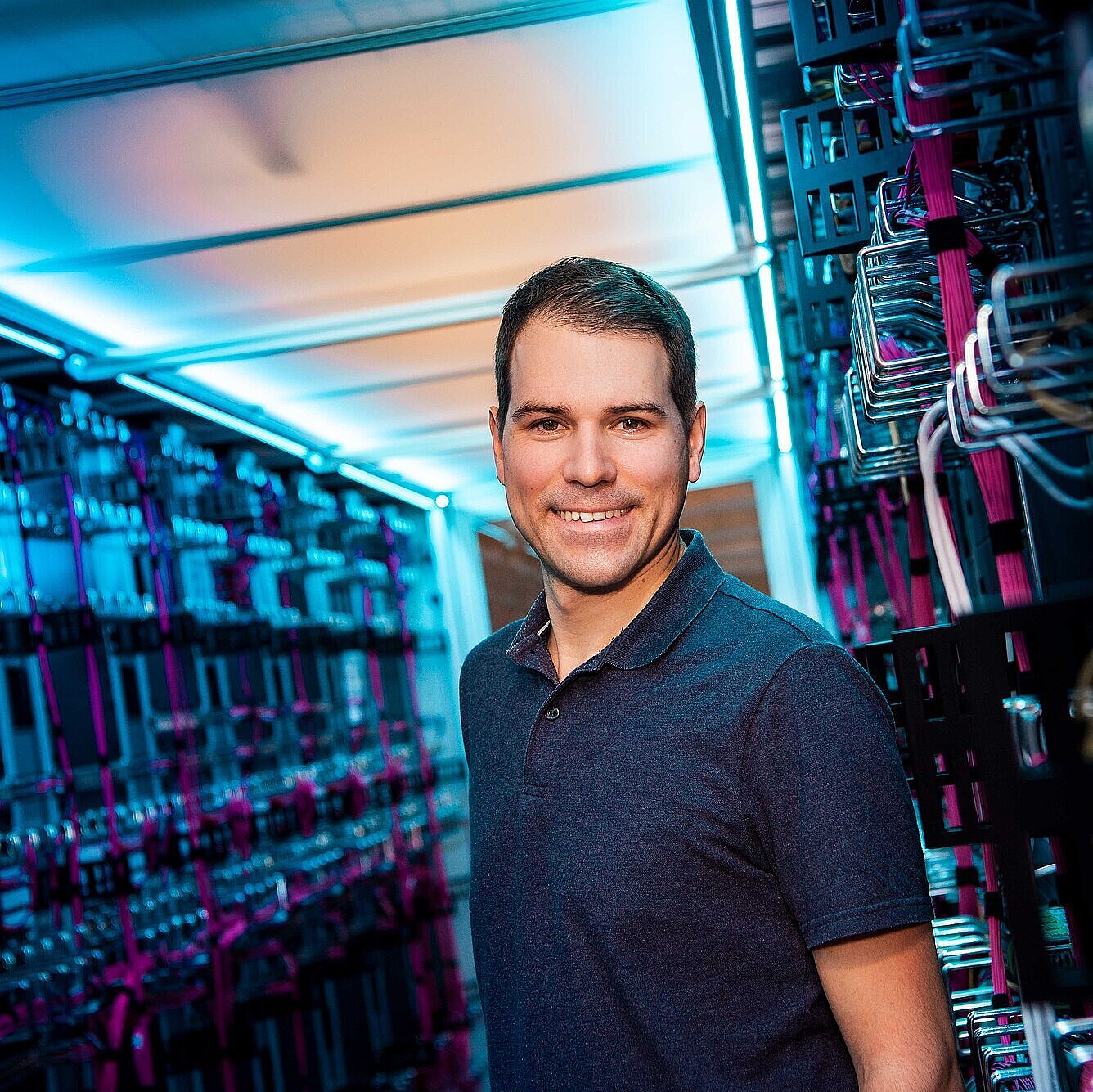 Mitarbeiter in Serverraum