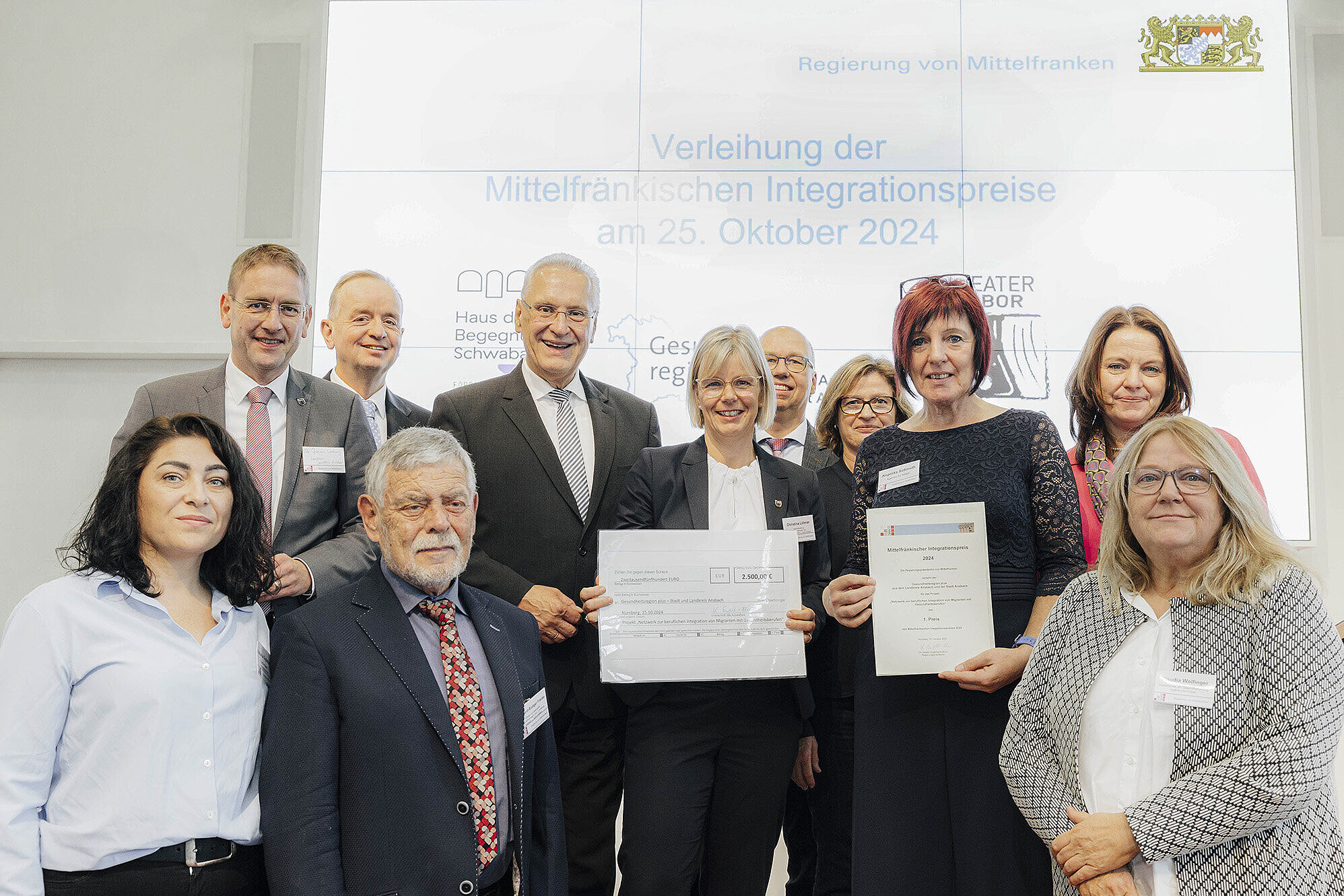 Gruppenbild Innenminister Joachim Herrmann mit den Preisträgern des mittelfränkischen Integrationspreises 2024