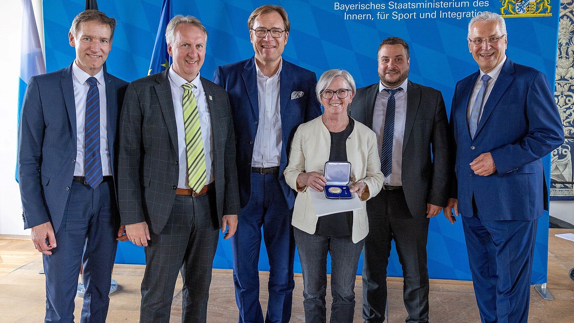 Rita Röhrl mit Medaille mit Herrmann und weiteren