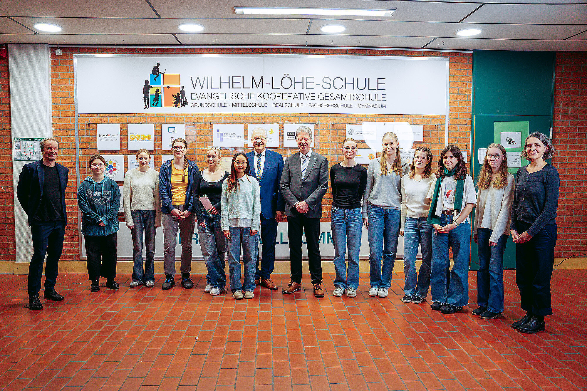 Gruppenfoto Innenminister Joachim Herrmann mit Schülerinnen und Schülern der Wilhelm-Löhe-Schule