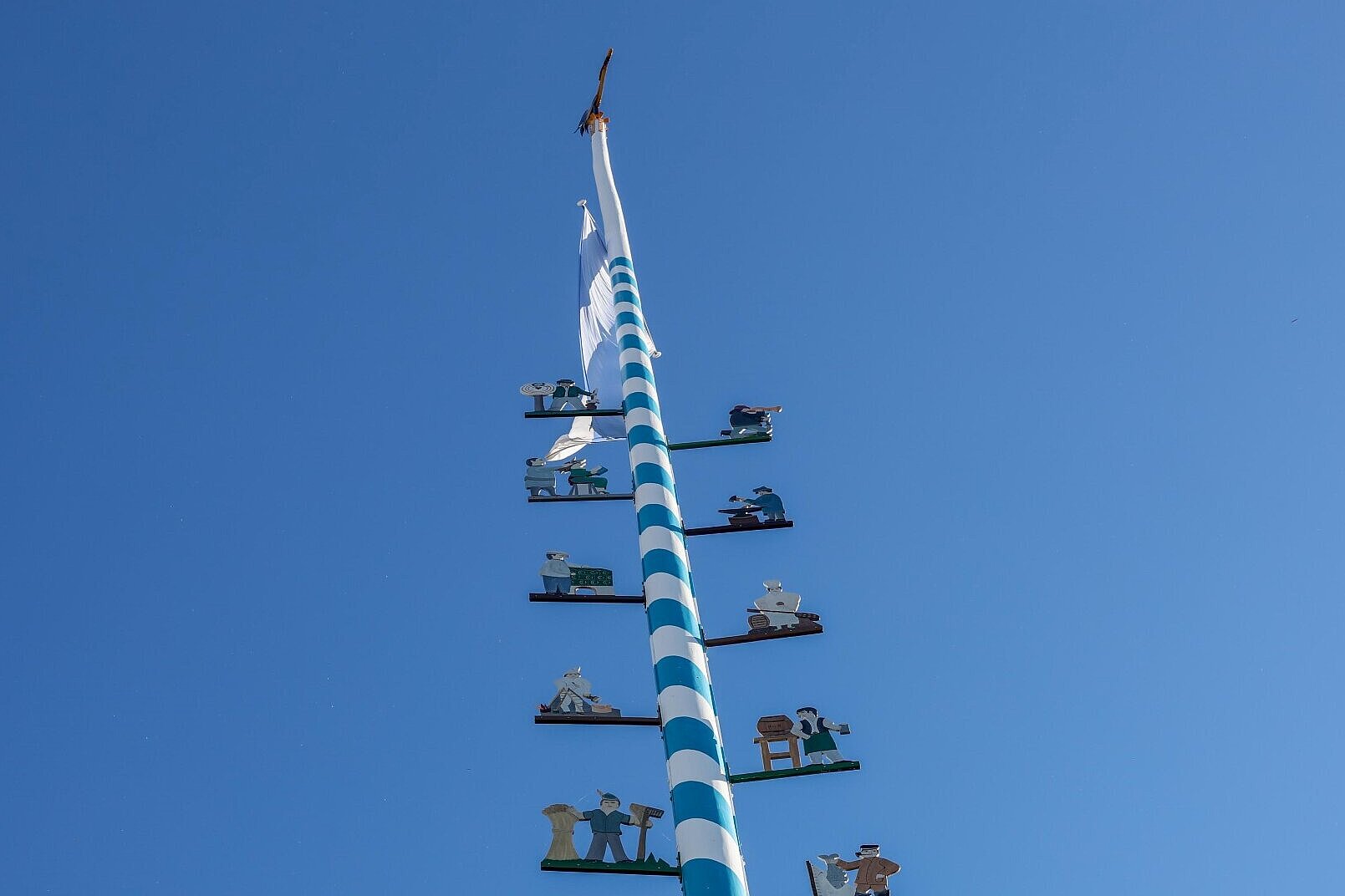 Maibaum unter blauem Himmel in Herrsching