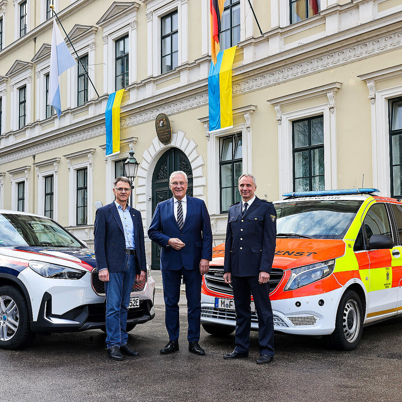 Innenminister Joachim Herrmann mit Dr. Christian Pfeiffer, Vorstandsvorsitzender der KVB und Florentin von Kaufmann, Vorsitzender des Verbandes der Bayerischen Leitstellenbetreiber zwischen Einsatzfahrzeugen des Bereitschaftsdienstes und des Rettungsdiensts