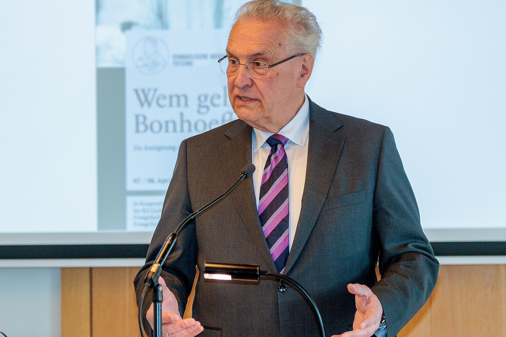 Innenminister Joachim Herrmann erinnert bei der Tagung an das bleibende Vermächtnis des Theologen Bonhoeffer