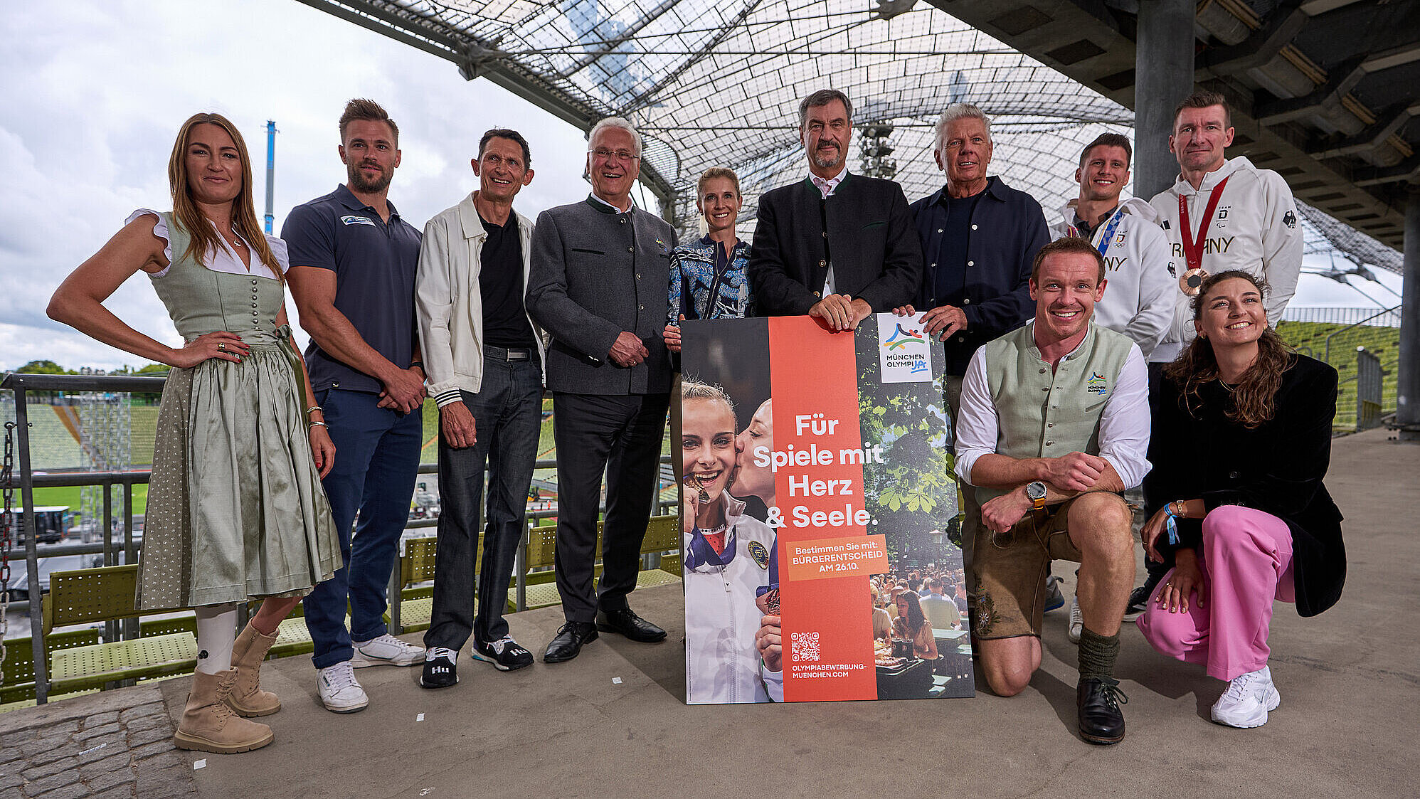 Gruppenfoto mit Ministerpräsident Dr. Markus Söder, Oberbürgermeister Dieter Reiter und Sportminister Joachim Herrmann gemeinsam mit Spitzen-Athletinnen und Athleten 