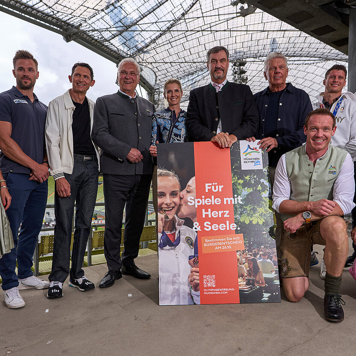 Gruppenfoto mit Ministerpräsident Dr. Markus Söder, Oberbürgermeister Dieter Reiter und Sportminister Joachim Herrmann gemeinsam mit Spitzen-Athletinnen und Athleten 