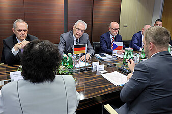 Innenminister Joachim Herrmann im Gespräch mit dem tschechischen Innenminister in Prag