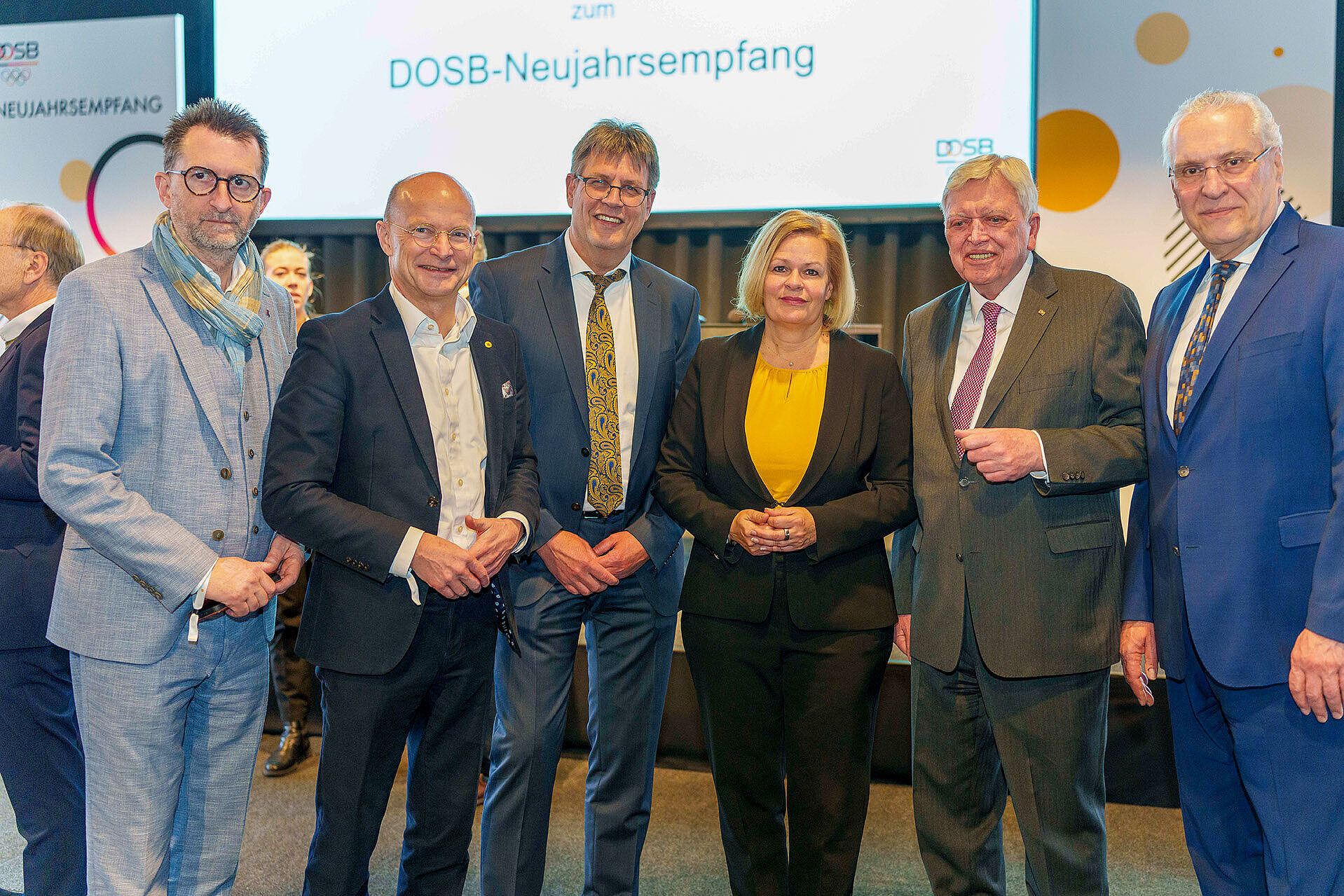 Gruppenbild von rechts: Innenminister Herrmann, Volker Bouffier, MPr a.D., Bundesinnenministerium Nancy Faeser u.a.