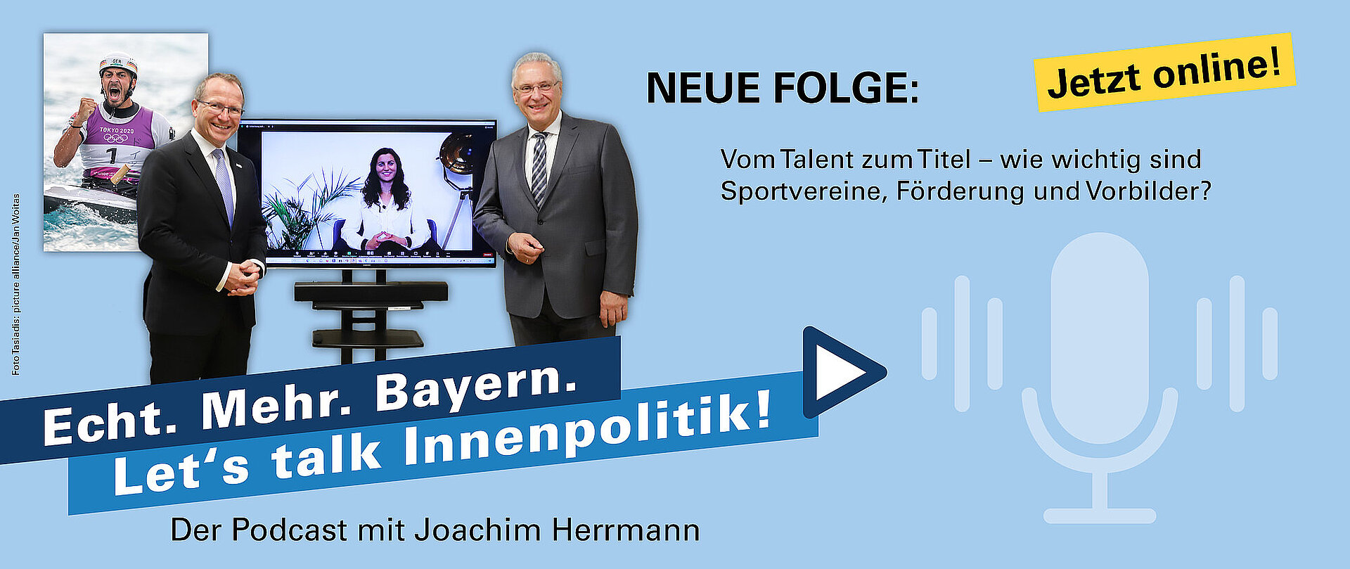 Innenminister Joachim Herrmann steht neben Jörg Ammon und dazwischen steht ein Bildschirm, auf dem Ramona Hofmeister zu sehen ist. Links oben im Eck ist ein Foto von Sideris Tasiadis.