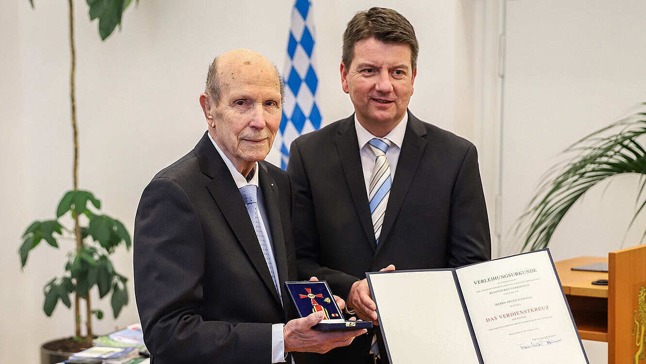 Verleihung Verdienstkreuz am Bande Arved Semerak durch Staatssekretär Sandro Kirchner