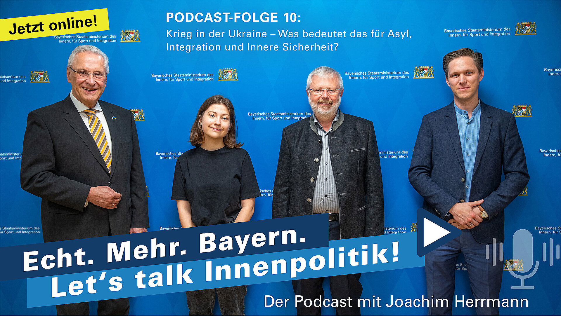 Die Gesprächsteilnehmer stehen vor der StMI-Pressewand: Innenminister Joachim Herrmann, Veronika Makoviak, Willi Dräxler und Dennis Kergl