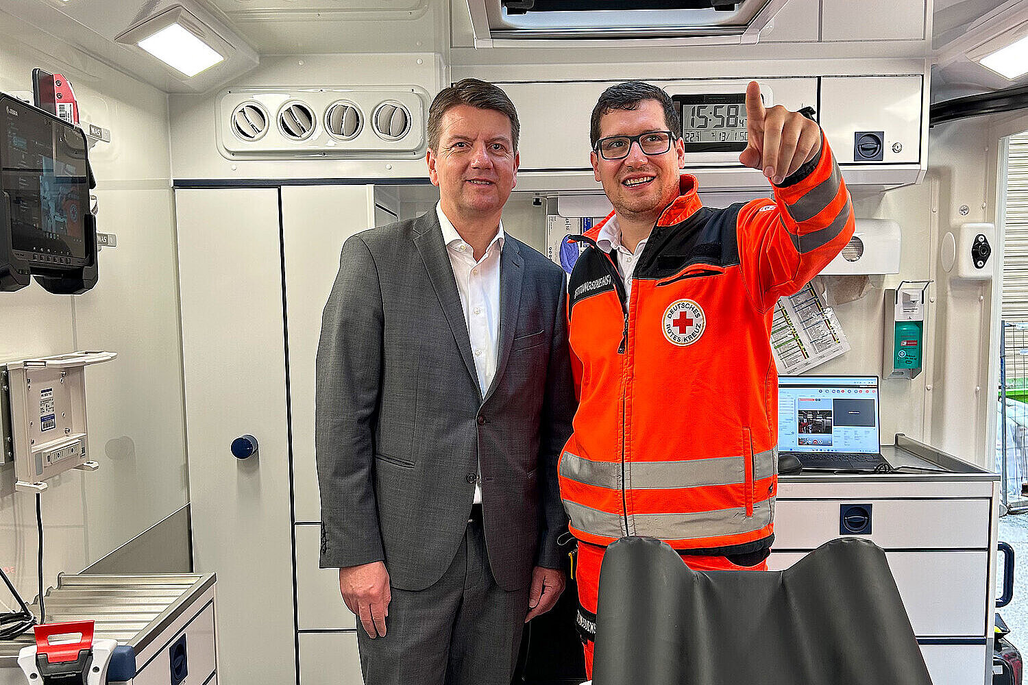 links Staatssekretär Sandro Kirchner mit einem Notarzt im Telenotarztwagen