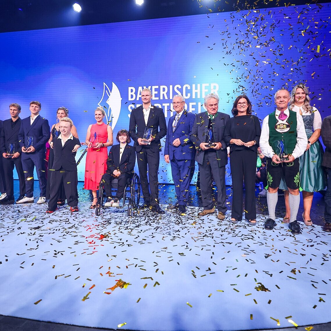 Gruppenbild auf Bühne