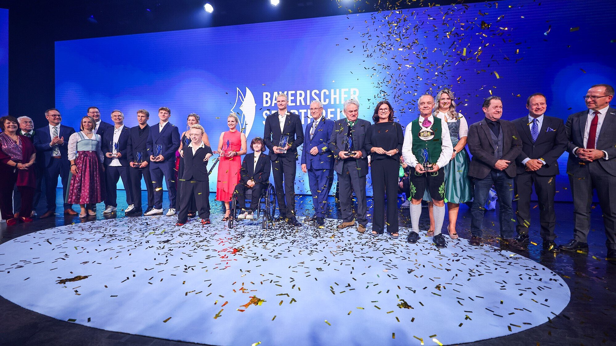 Gruppenbild auf Bühne