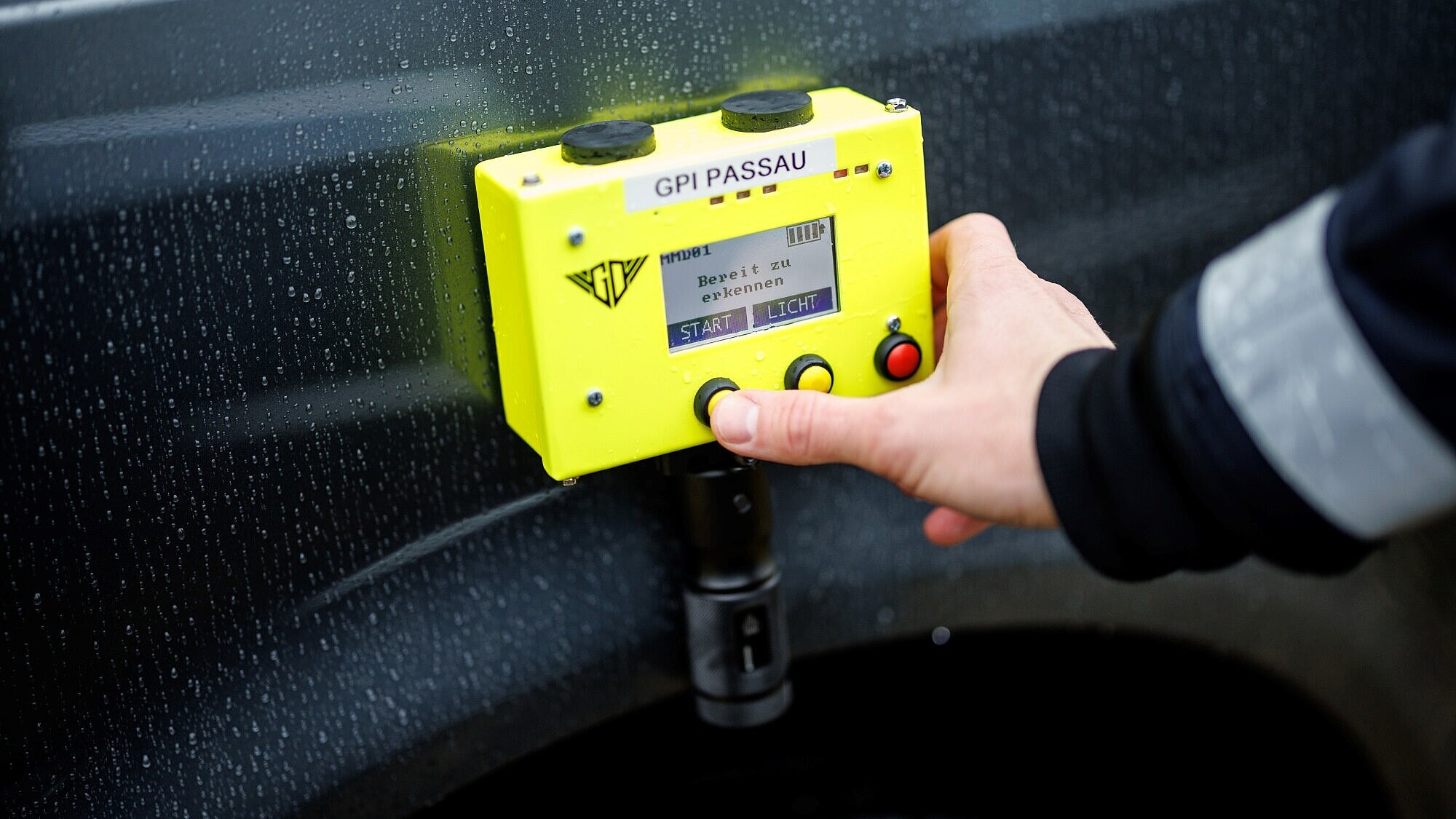Nahaufnahme Hand bedient Personendetektionsgerät an Auto