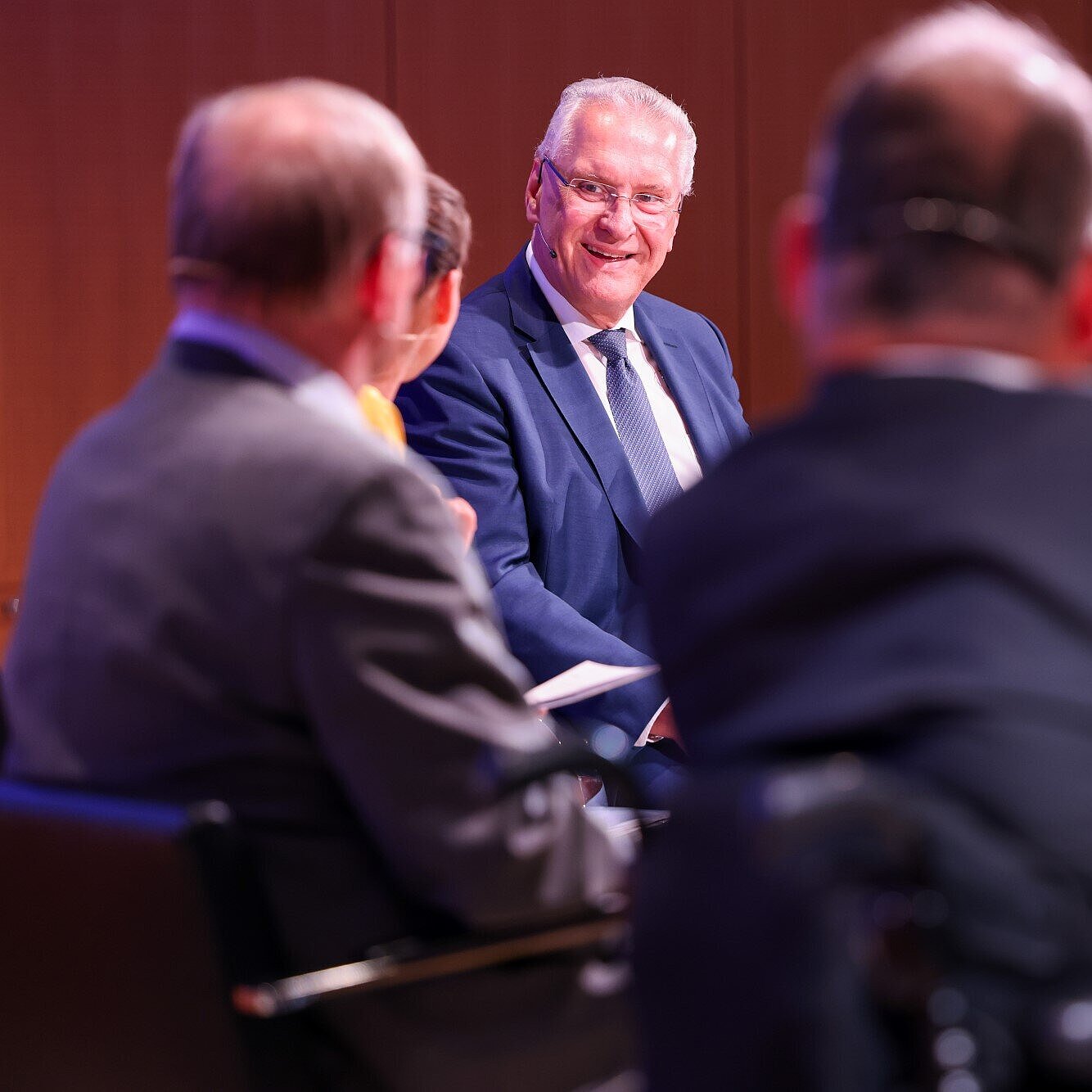 Herrmann mit weiteren Personen im Dialog