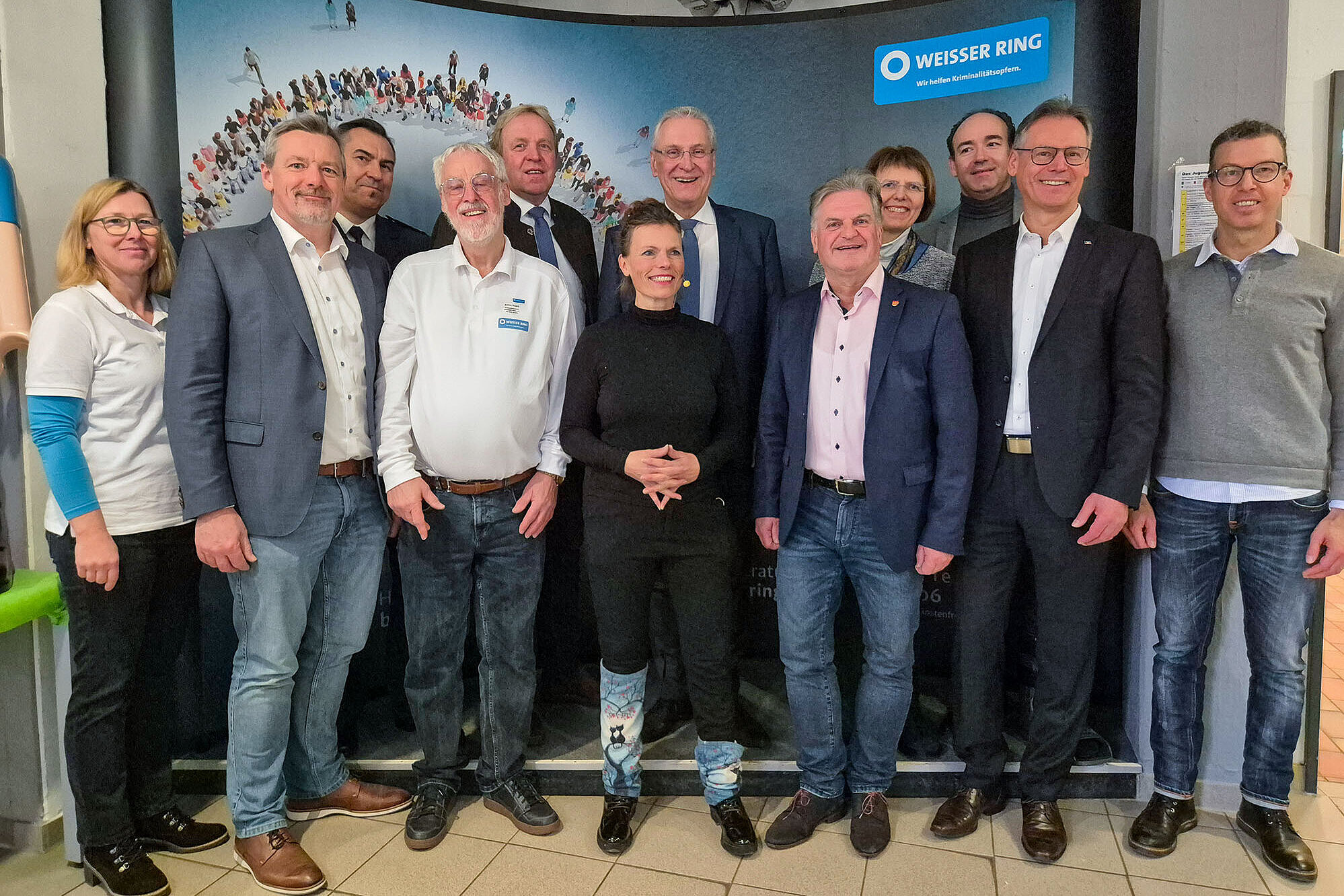 Gruppenbild, Innenminister Joachim Herrmann in der zweiten Reihe mit Mitgliedern des Weißen Ring