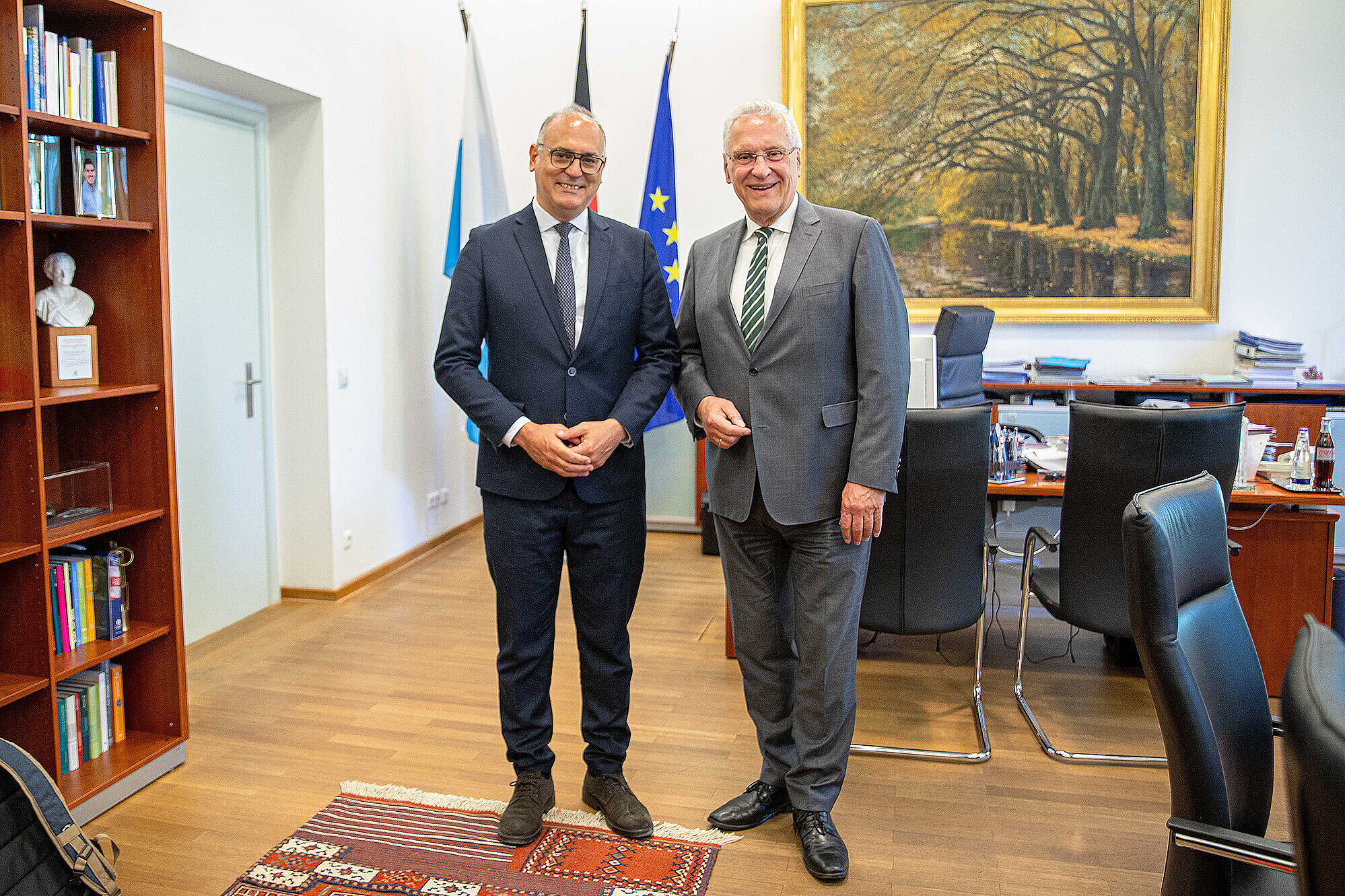 auf dem Bild: links stellv. baskischer Innenminister Ricardo Ituarte Azpiazu , rechts Innenminister Joachim Herrmann im Ministerbüro im StMI