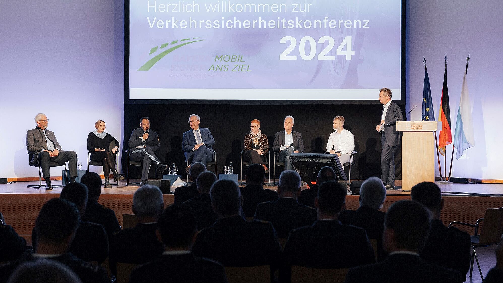 Auf dem Bild ist die Podiumsdiskussion anlässlich der 4. Verkehrssicherheitskonferenz in Nürnberg zu sehen. In der Mitte des Podiums sitzt Innenminister Joachim Herrmann.