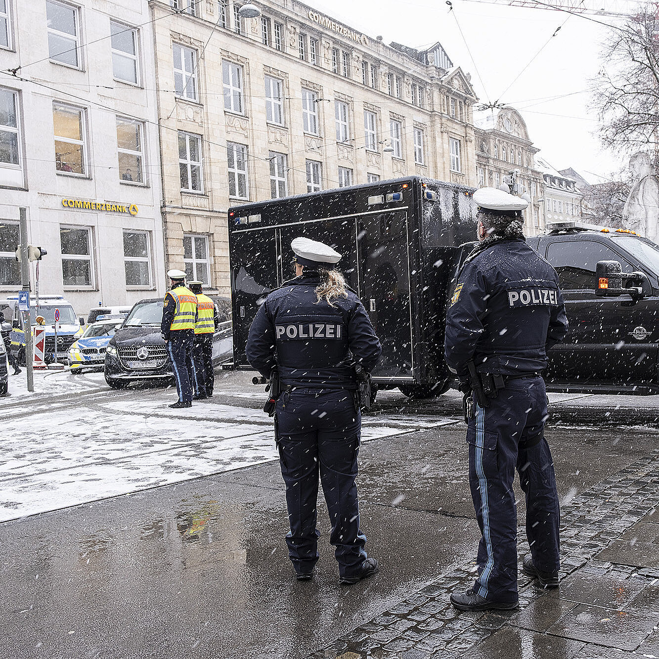 Polizeikontrollen im Sicherheitsbereich der 61. Münchner Sicherheitskonferenz