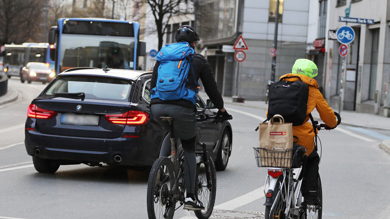 Zwei Fahrradfahrer auf einer Straße