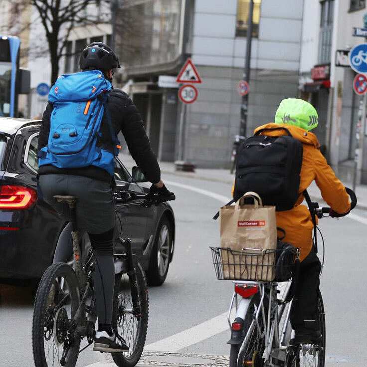 Zwei Fahrradfahrer auf einer Straße